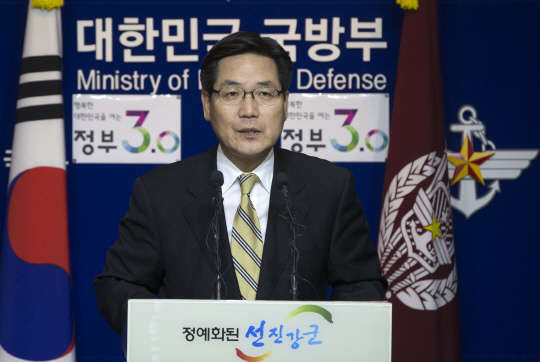 북한이 수소탄 핵실험을 실시했다고 밝힌 6일 오후 서울 용산구 국방부 청사에서 김민석 대변인이 브리핑을 하고 있다.